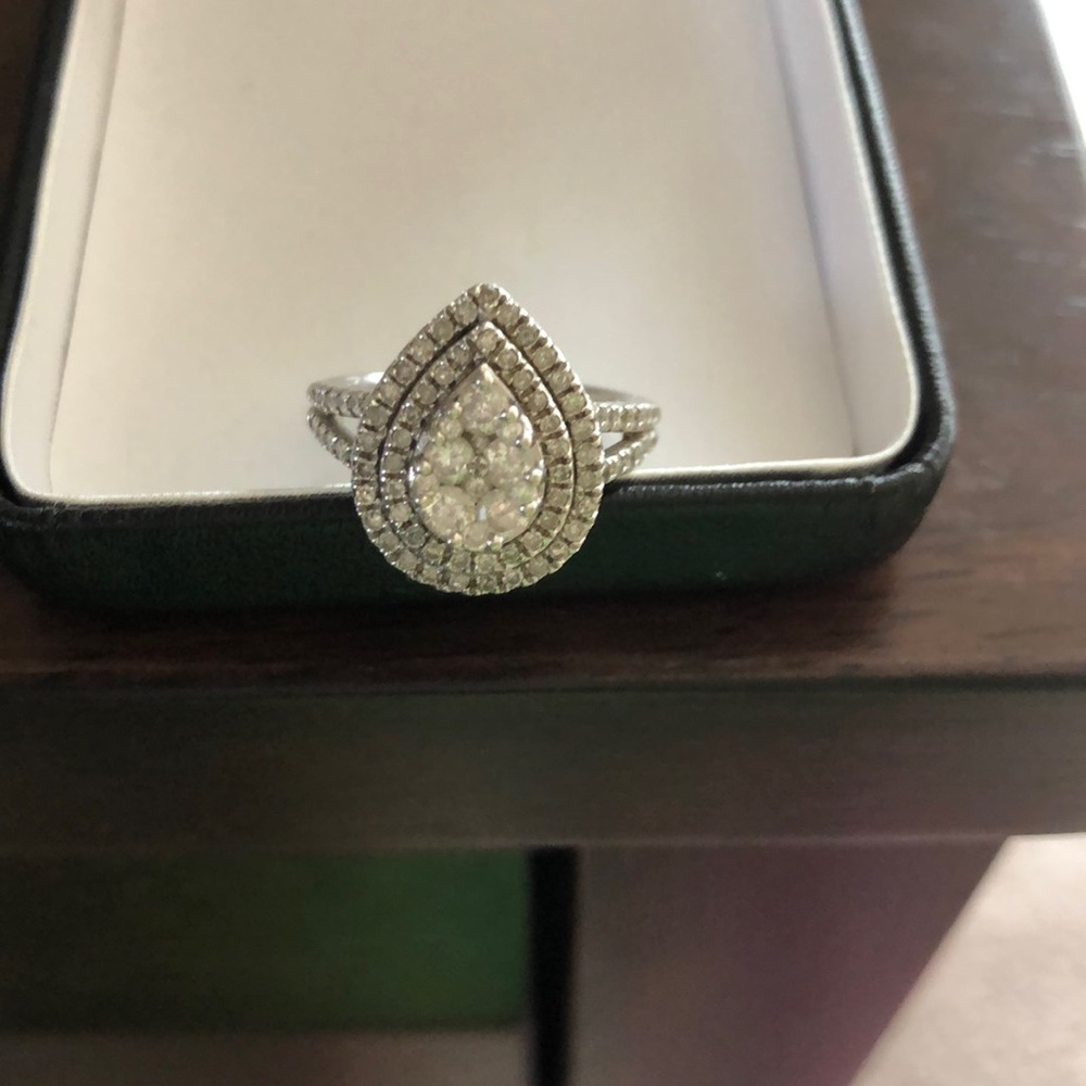 Excellent Condition 1ct White Gold Pear Ring